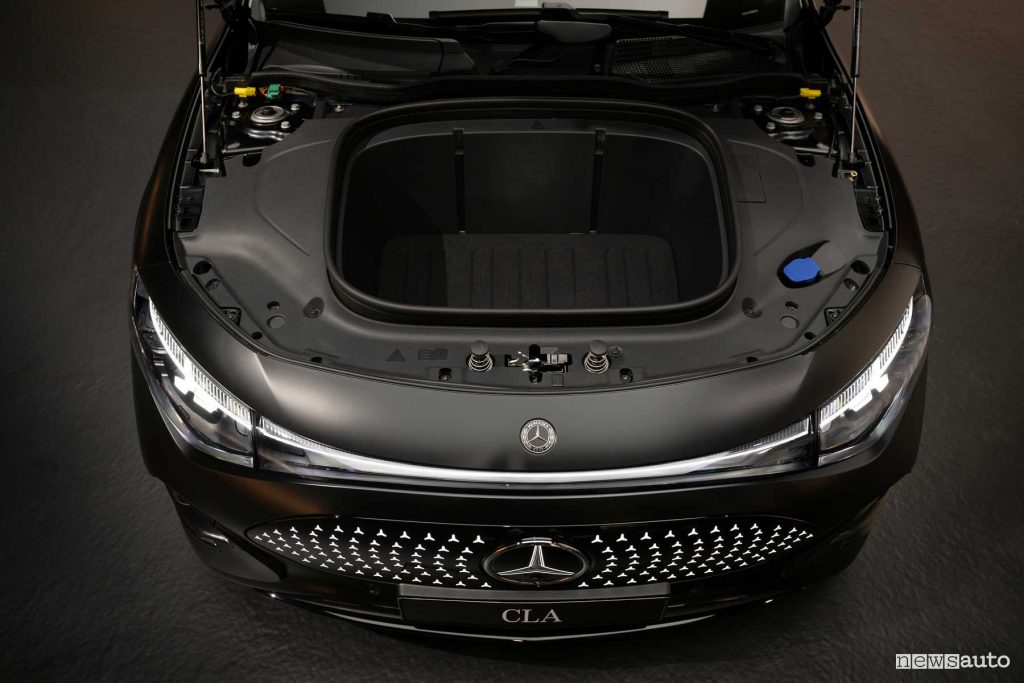 Nuova Mercedes-Benz CLA baule anteriore