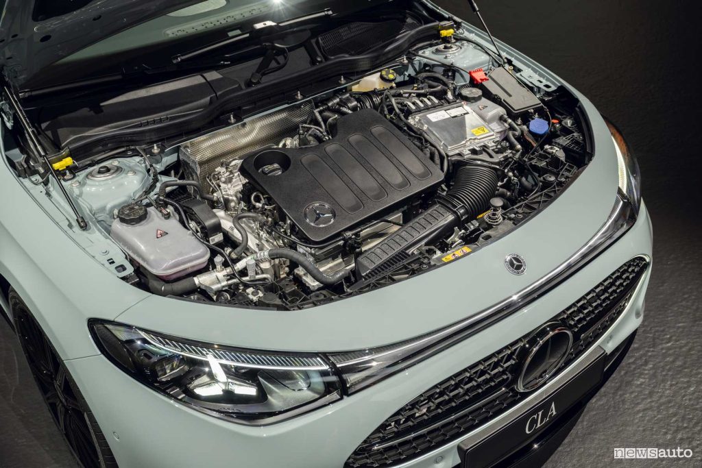 Nuova Mercedes-Benz CLA ibrida vano motore
