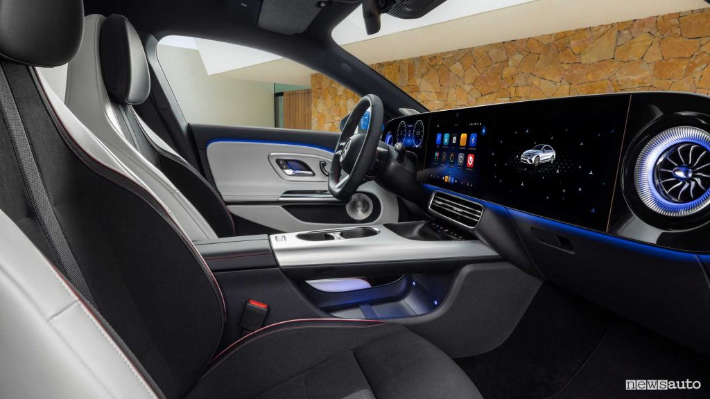 Nuova Mercedes-Benz CLA display infotainment lato passeggero