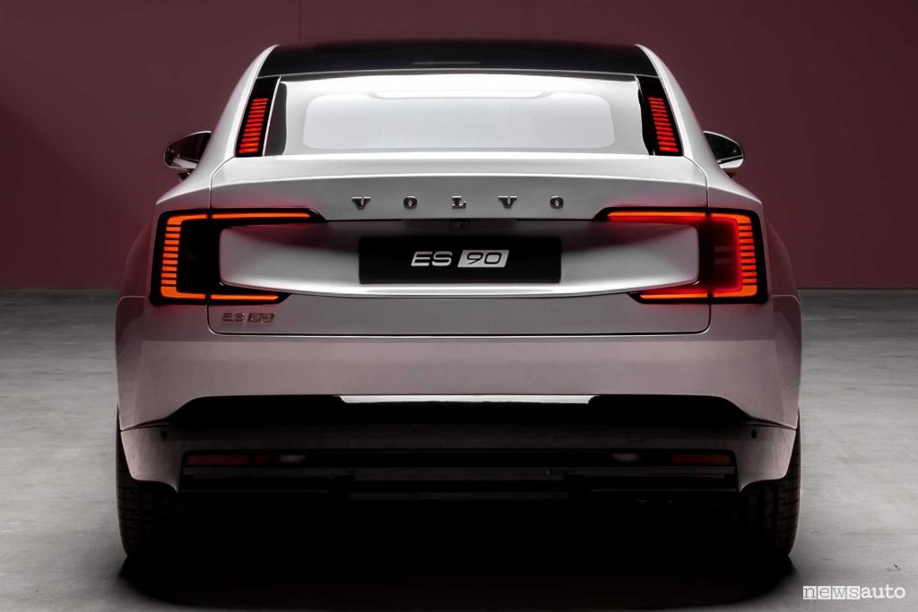 Volvo ES90 fari posteriori firma luminosa