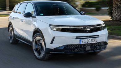Opel Grandland ibrido plug-in su strada