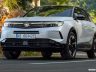 Opel Grandland ibrido plug-in su strada