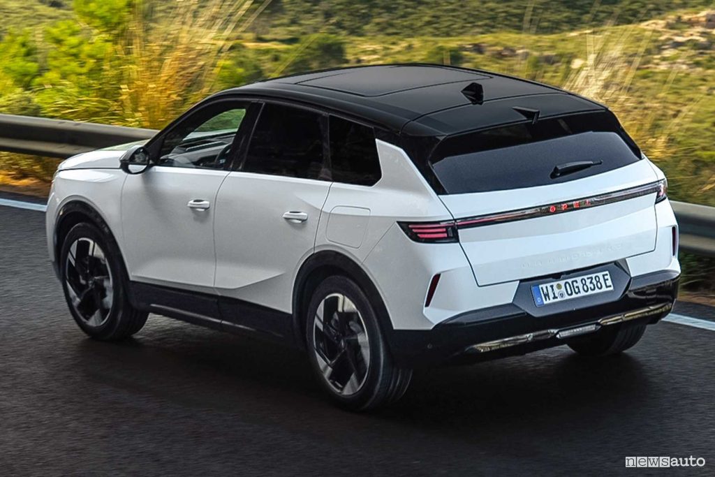 Opel Grandland ibrido plug-in su strada