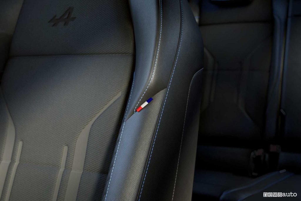 Renault Megane E-Tech electric Esprit Alpine dettaglio bandiera francese