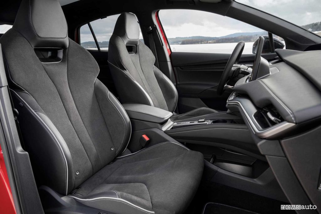 Skoda Enyaq Coupé Sportline sedili anteriori abitacolo
