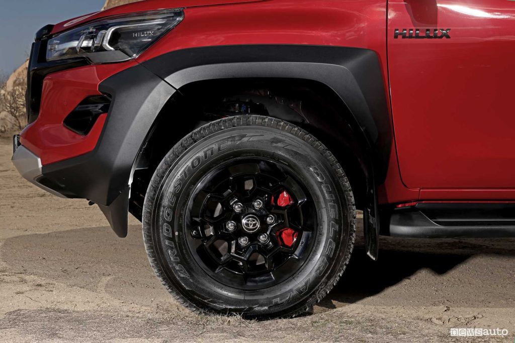 Toyota Hilux GR Sport II cerchi da 17", pinze freno rosse