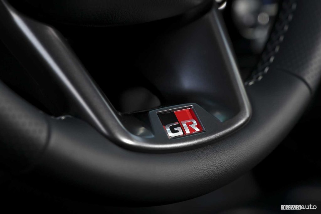 Toyota Hilux GR Sport II logo GR sul volante