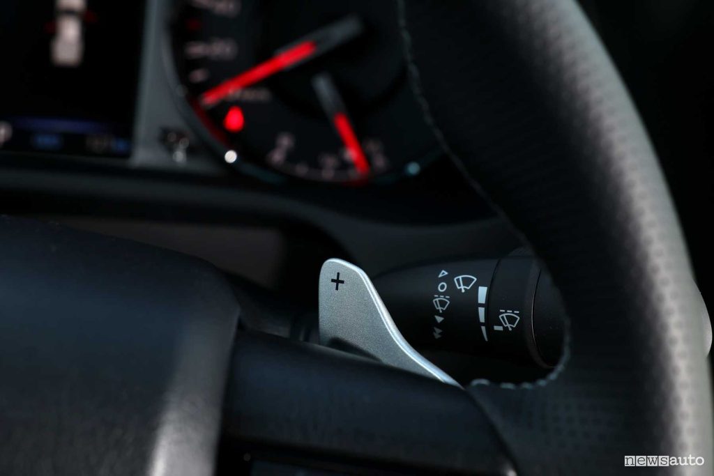 Toyota Hilux GR Sport II paletta del cambio al volante