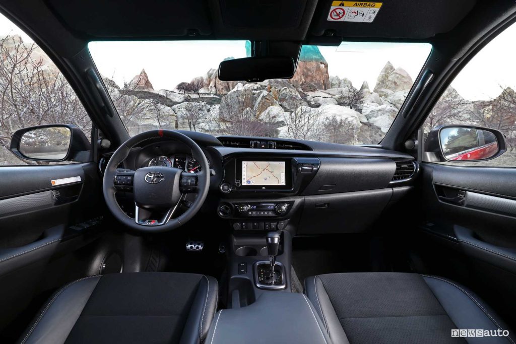 Toyota Hilux GR Sport II plancia abitacolo