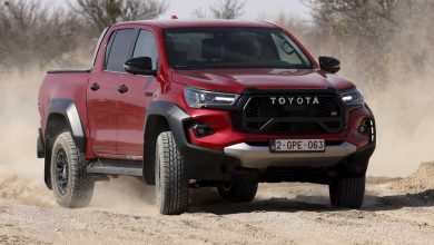 Toyota Hilux GR Sport II in derapata sulla sabbia