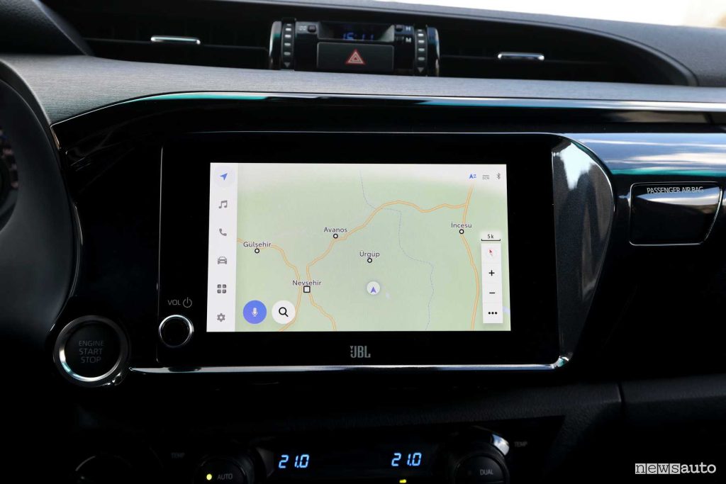 Toyota Hilux Hybrid 48 Volt navigatore display infotainment