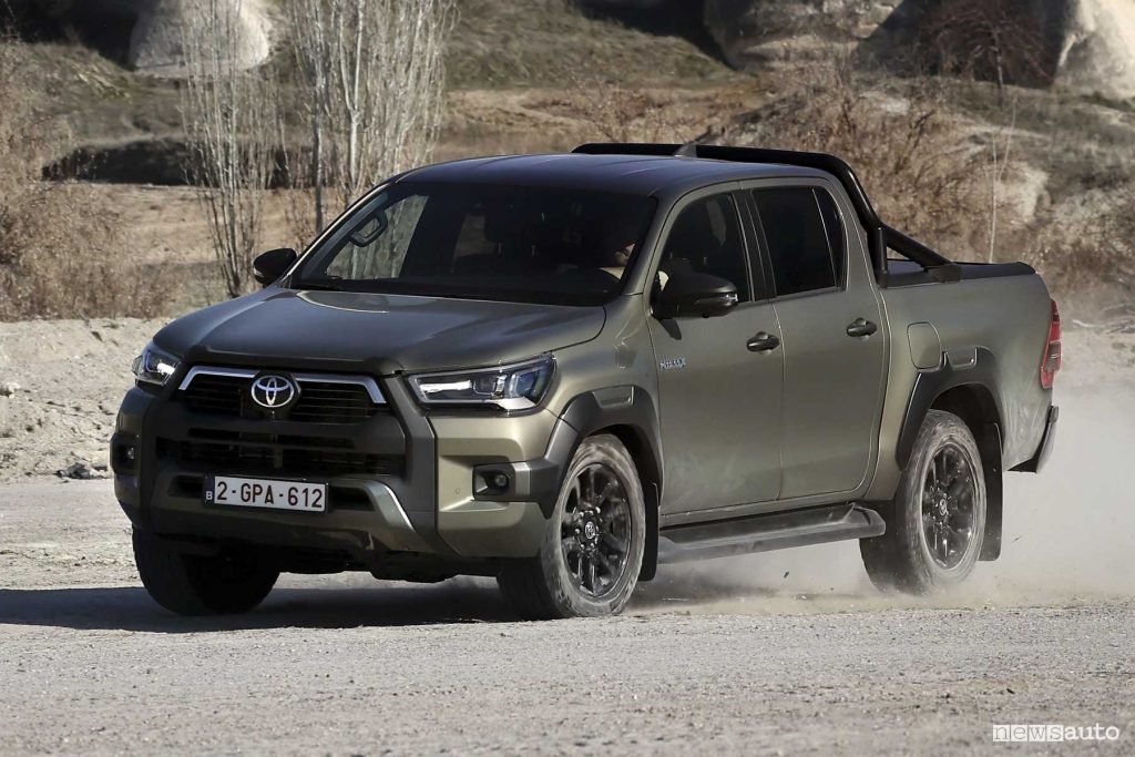Toyota Hilux Hybrid 48 Volt sullo sterrato