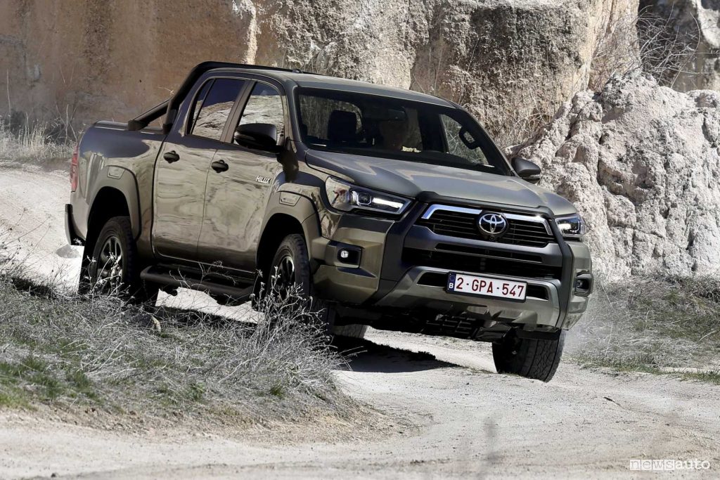 Toyota Hilux Hybrid 48 Volt sullo sterrato