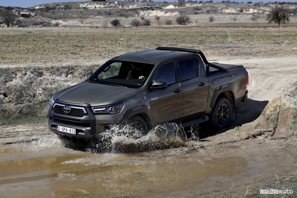 Toyota Hilux Hybrid 48 Volt durante il test avvenuto nella Cappadocia in Turchia