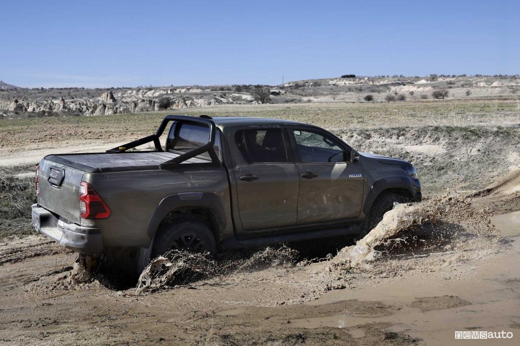 Toyota Hilux Hybrid 48 Volt guado