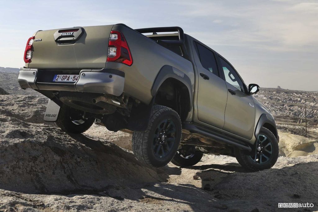 Toyota Hilux Hybrid a 48 Volt in twist sulle rocce con MTS impostato su Rock / Roccia