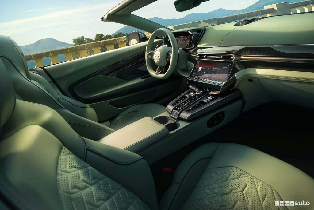 Aston Martin Vanquish Volante plancia abitacolo