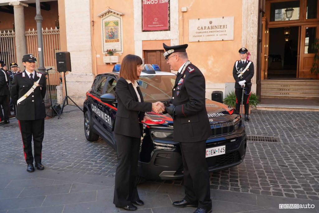 Antonella Bruno di Stellantis ha consegnato il primo esemplare al generale Andrea Taurelli Salimbeni