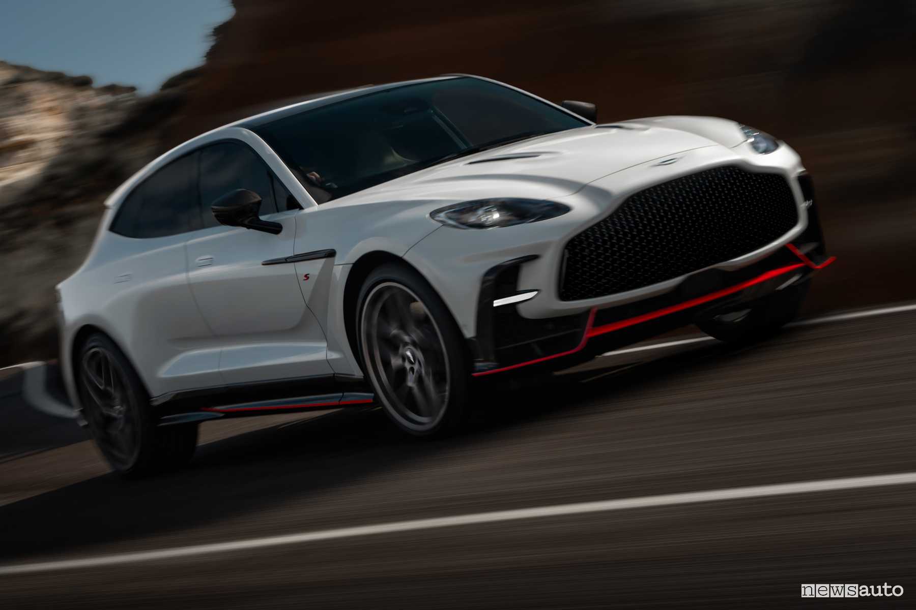 Aston Martin DBX S su strada