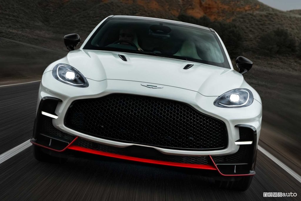 Aston Martin DBX S su strada