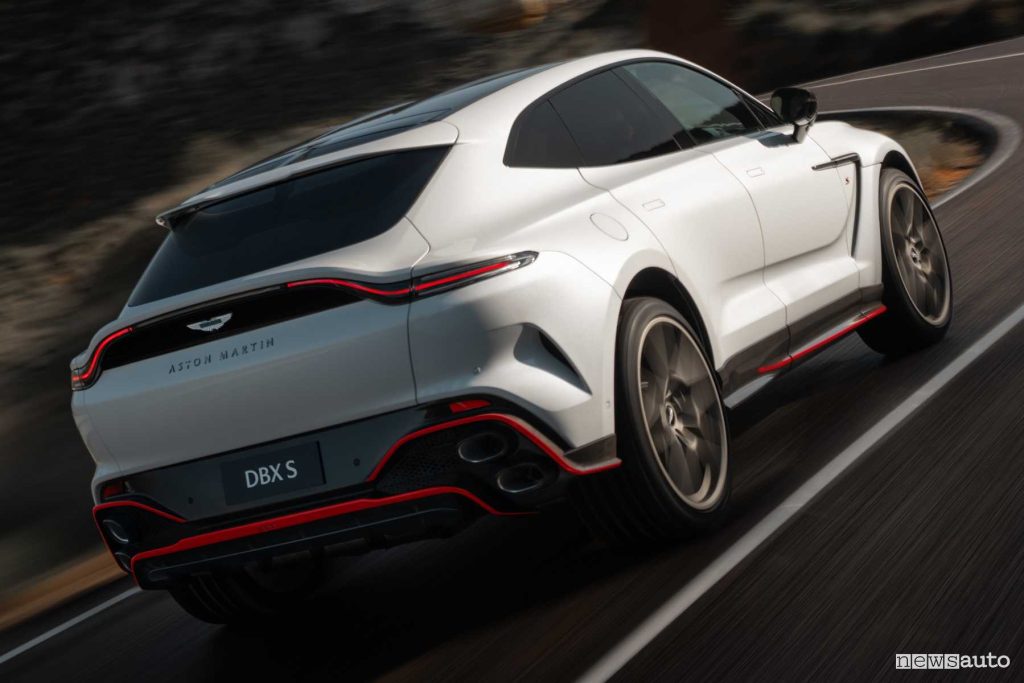 Aston Martin DBX S su strada