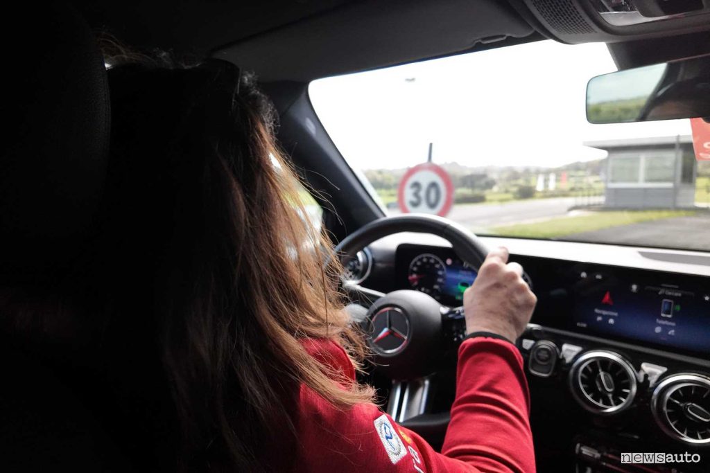 corso base di guida sicura a Vallelunga al volante della Mercedes Classe A