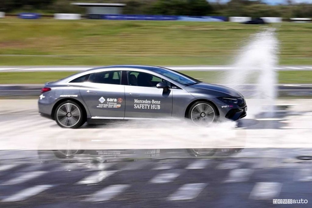 corsi di guida sicura sulla pista di Vallelunga sul bagnato