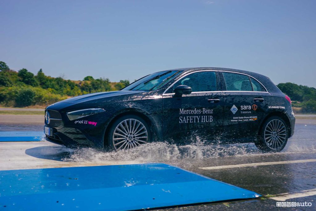 corso base di guida sicura a Vallelunga con la Mercedes Classe A