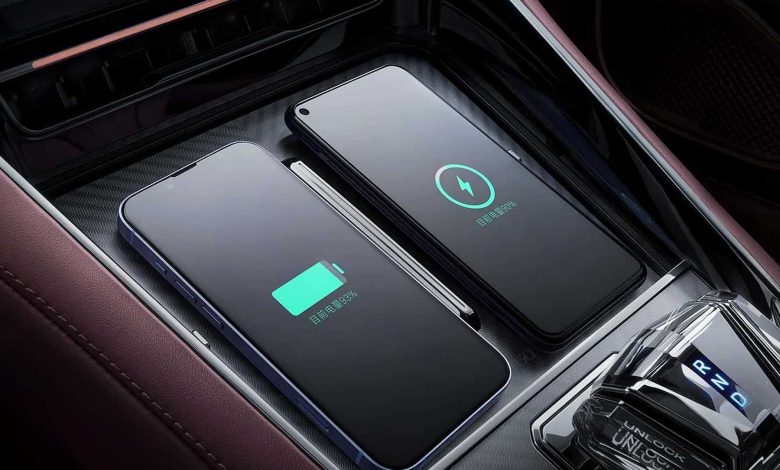 Denza Z9 GT vano per la ricarica wireless degli smartphone