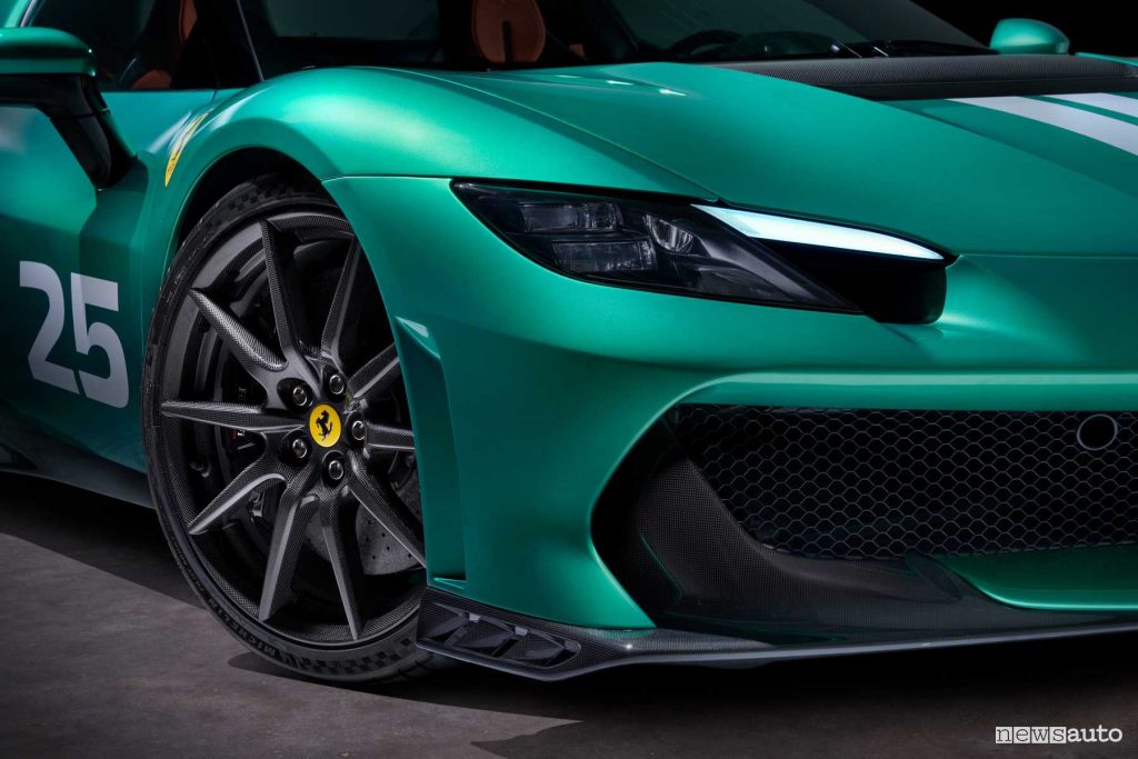 Ferrari 296 Speciale faro anteriore, cerchi da 20"