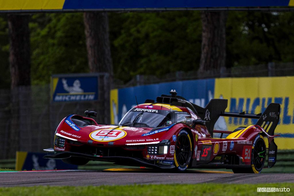 Ferrari 499P vincitrice della 6 Ore di Imola WEC 2025, in azione sui cordoli della variante alta