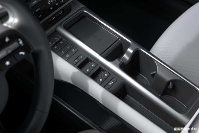 Nuova Hyundai Ioniq 6 console con tasti fisici
