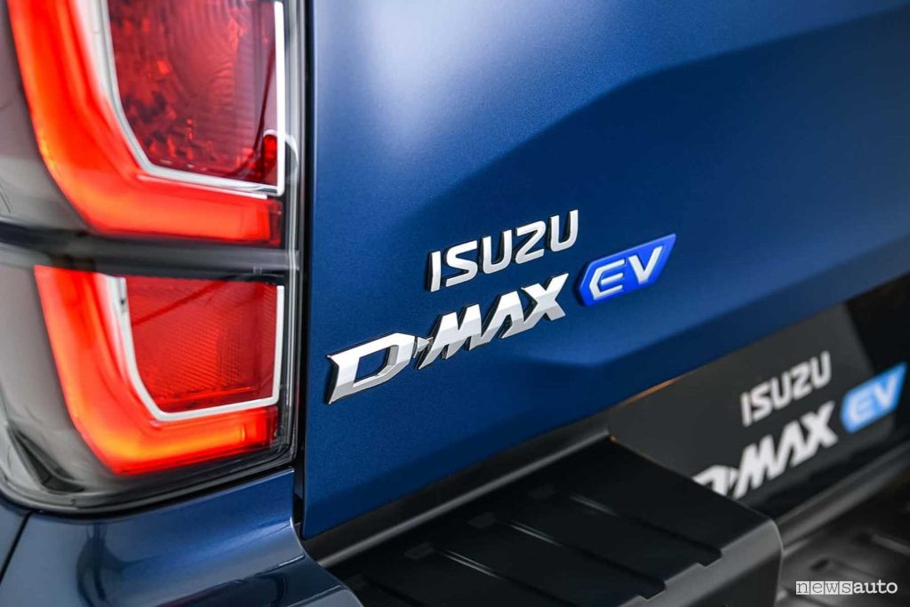 Isuzu D-Max EV logo portellone posteriore