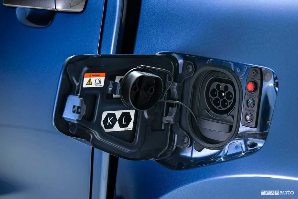 Isuzu D-Max EV vano per la ricarica in AC e DC