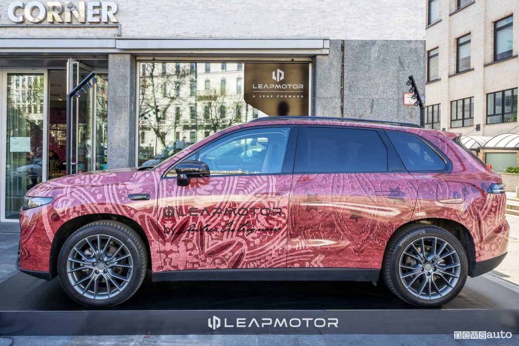 Leapmotor C10 REEV nella livrea "Cherry Andrea Castrignano" alla Milano Design Week 2025