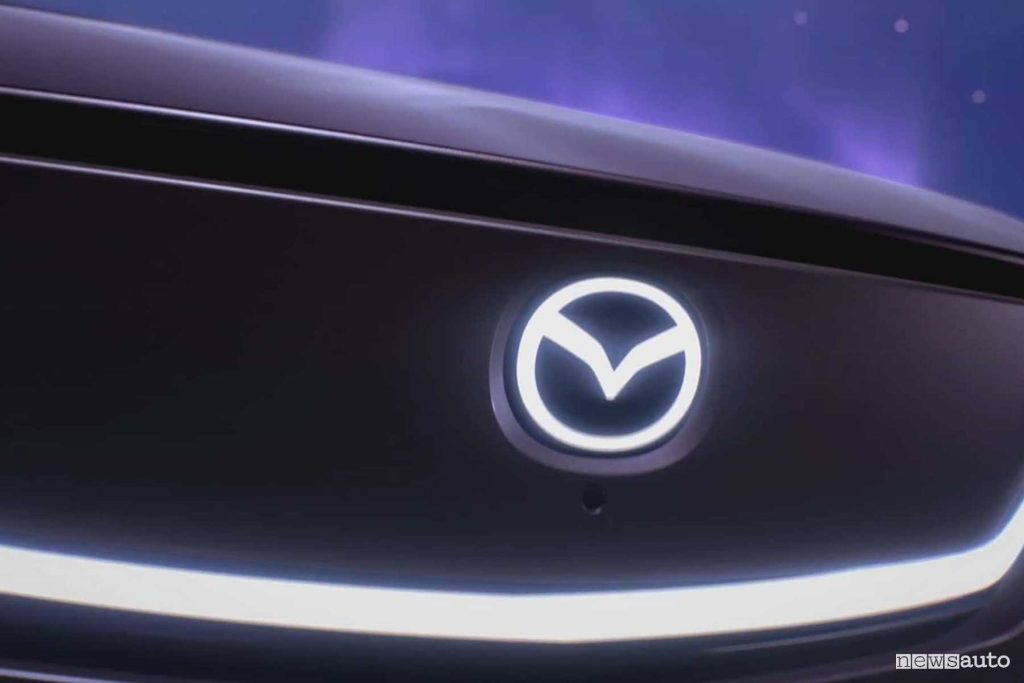 Mazda EZ-60 logo anteriore illuminato