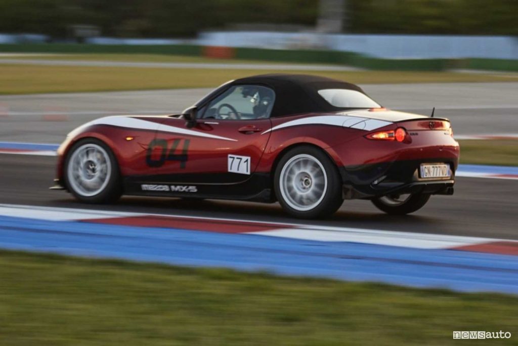 Federica Levy in pista con la Mazda MX-5