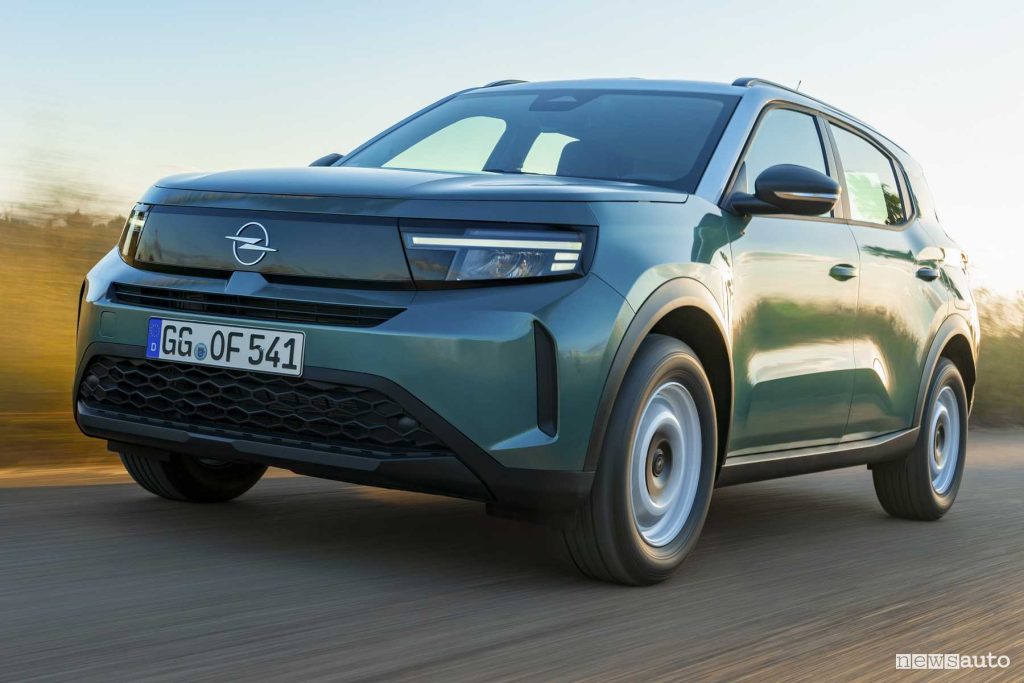 Le linee della nuova Opel Frontera Hybrid durante la prova su strada