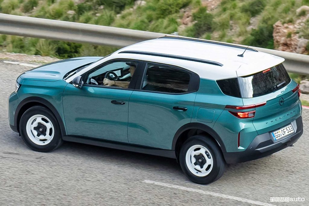 Opel Frontera Hybrid durante la prova su strada