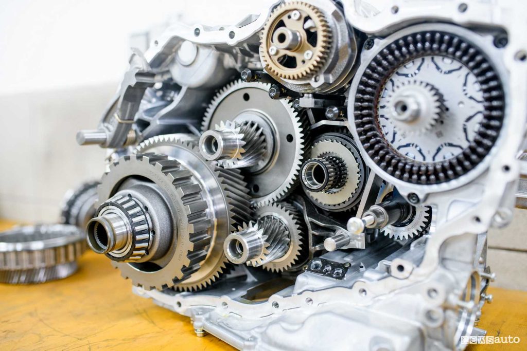 Particolare differenziale e statore motore elettrico cambio eDCT Stellantis