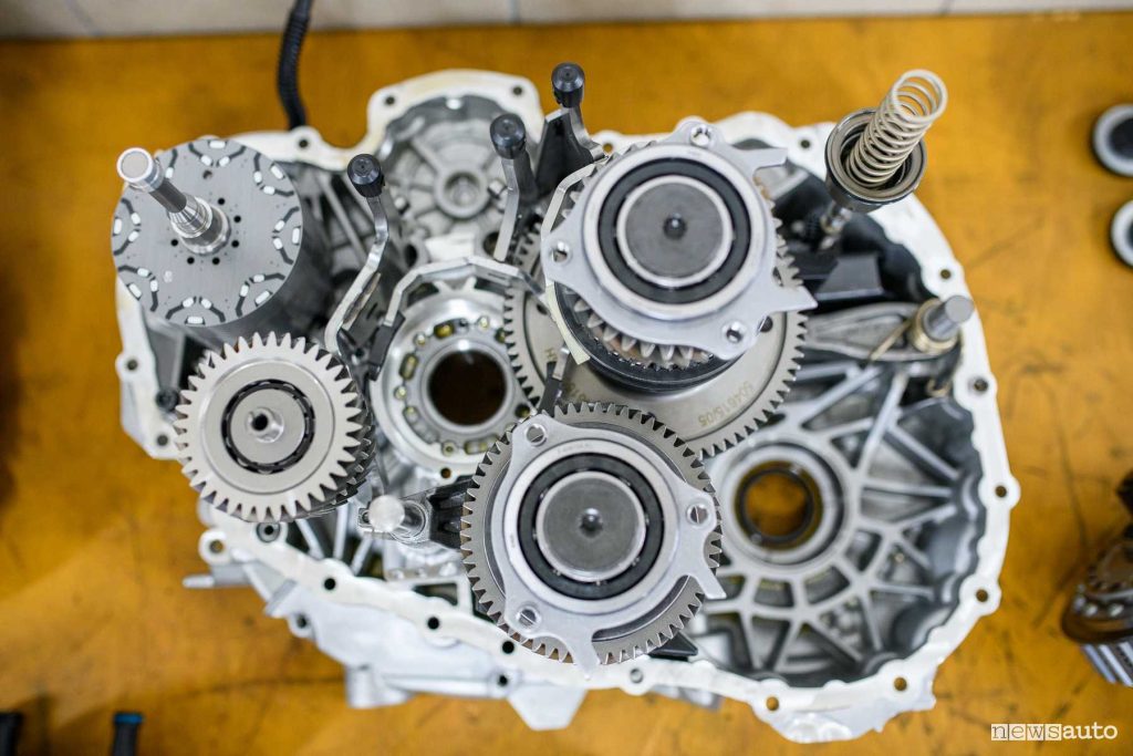 Particolare rotore motore elettrico e rapporti cambio eDCT Stellantis