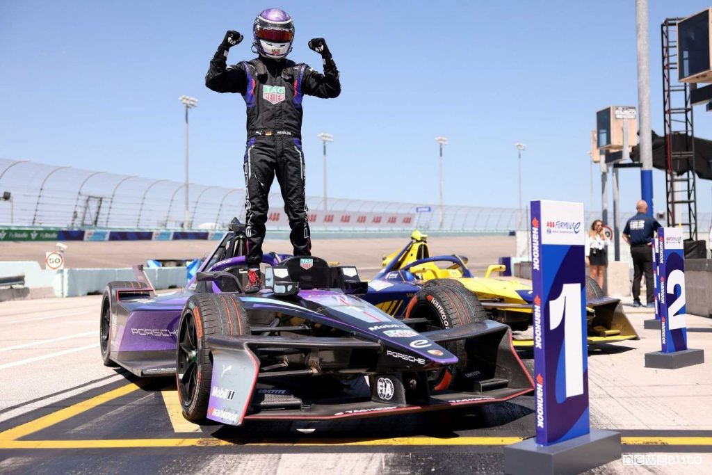 Pascal Wehrlein festeggia la vittoria nelle gara di Formula E nell'E-Prix di Miami 2025