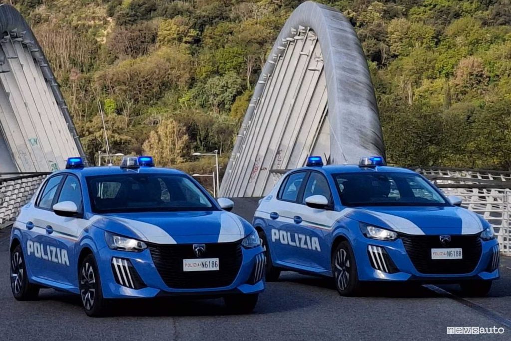Peugeot E-208 della Polizia