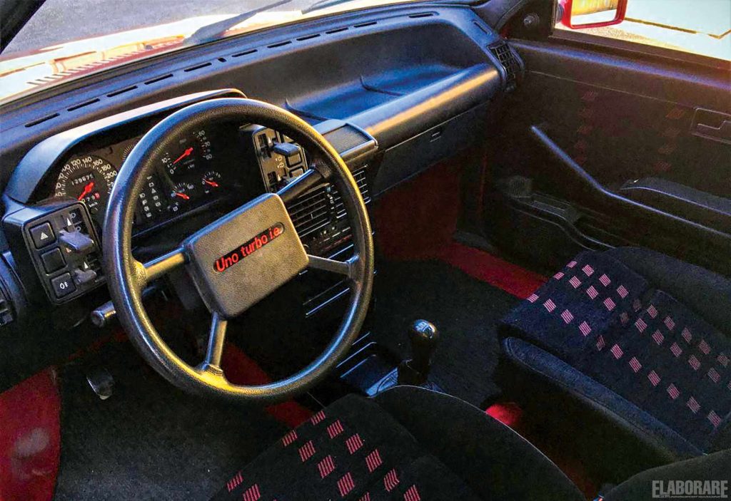 L'abitacolo della Uno Turbo