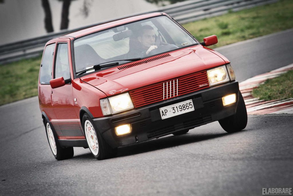 Uno Turbo in pista tra i cordoli