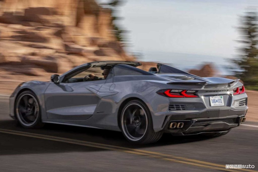 Chevrolet Corvette E-Ray Convertible su strada