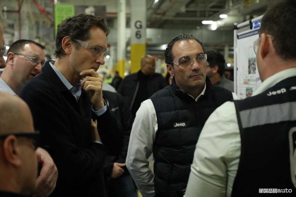 Antonio Filosa, CEO di Stellantis, nella foto con John Elkann, Presidente di Stellantis