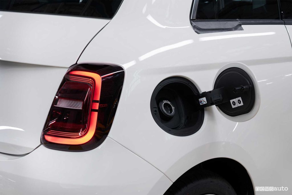 Bocchettone di rifornimento della Fiat 500 ibrida
