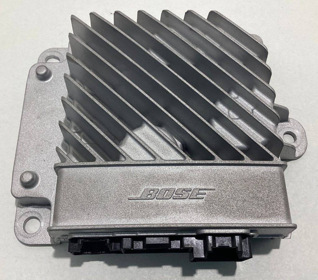Il cuore del sistema Bose è racchiuso in questo scatolotto montato sotto il vano della capote alle spalle del conducente (centralina gestione audio bose) 