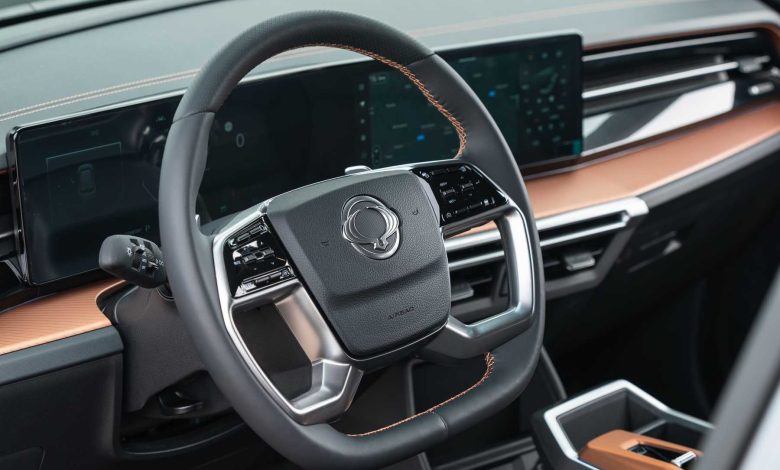 Plancia dell'abitacolo del SUV KGM Actyon